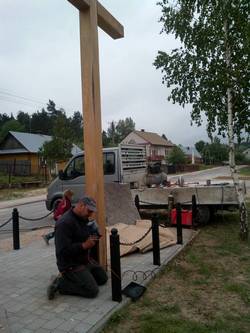 Prace renowacyjne wokół pomnika w Róży